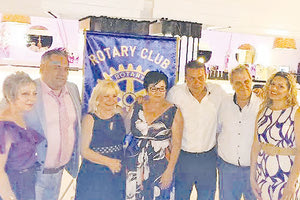 Από αριστερά, η Ταμίας του Ρ.Ο. Ηράκλειο Ελ Γκρέκο, Ρούλα Τσαρλαμπά – Πετούση, ο Αντιπρόεδρος του Ρ.Ο. Ρέθυμνο, Κώστας Καστρινάκης, η εψηφισμένη Πρόεδρος του Ρ.Ο. Μαραθώνας νέα Μάκρη, Αθηνά Ρούσση, ο Πρόεδρος του Ρ.Ο. Ρέθυμνο, Αντώνης Γιουμπάκης, η Βοηθός Διοικητής Κρήτης της 2475 Διεθνούς Ρόταρυ, Λίτσα Χριστοδουλάκη, ο εψηφισμένος Πρόεδρος του Ρ.Ο. Χανιά, Παναγιώτης Μπατσαρισάκης και η κυρία Ρένα Κουλάτση.