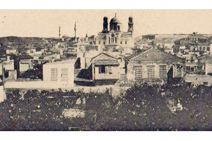 ΦΩΤΟΗΜΕΡΑΣ: Πανοραμική άποψη του Ηρακλείου το 1905. Διακρίνεται ο Αγιος Μηνάς και στο βάθος ο Άγιος Τίτος με τους μιναράδες.  