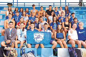 Η αγωνιστική ομάδα των Δελφινιών που συμμετείχε στα Χανιά