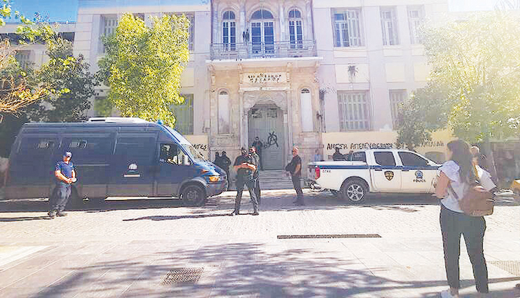 Οι κατηγορούμενοι είχαν οδηγηθεί στον εισαγγελέα κάτω από δρακόντεια μέτρα ασφαλείας