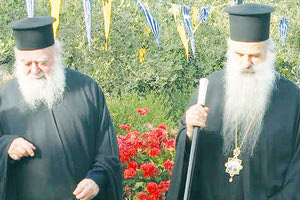 Ο πατέρας Γεώργιος (αριστερά) με τον αοίδιμο Μητροπολίτη Πέτρας και Χερρονήσου Νεκτάριο