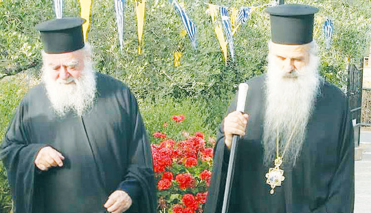 Ο πατέρας Γεώργιος (αριστερά) με τον αοίδιμο Μητροπολίτη Πέτρας και Χερρονήσου Νεκτάριο