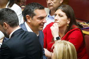 Εκεί έτυχε να βρίσκεται η Ζωή Κωνσταντοπούλου, η οποία είδε τον κ. Τσίπρα να περνά από μπροστά της και να χαιρετά στελέχη του ΣΥΡΙΖΑ