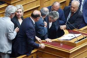 Έναν έντονο πόνο στη μέση αισθάνθηκε κατά την ομιλία του στη Βουλή ο Δημήτρης Κουτσούμπας, ο οποίος έδειξε να χάνει την ισορροπία του στο βήμα, στη διάρκεια της δευτερολογίας του στη συζήτηση επί των προγραμματικών δηλώσεων της νέας κυβέρνησης.