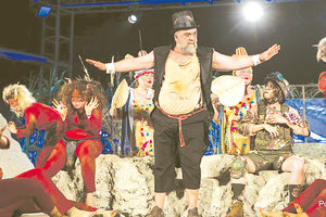 Καθήλωσε με το ταλέντο του ο Μιχάλης Σφακιανάκης που υποδύθηκε τον Σειλινό (φωτο Μάνος Πολιτάκης)