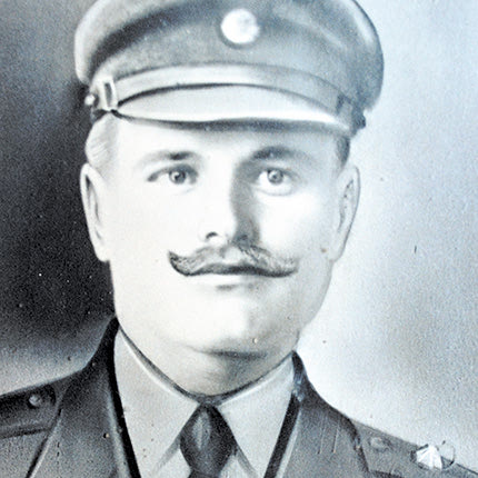 Ο Γεώργιος Δαμιανάκης από τους Αποστόλους. Πέθανε από τις κακουχίες στο στρατόπεδο συγκέντρωσης Εμπενζεέ.