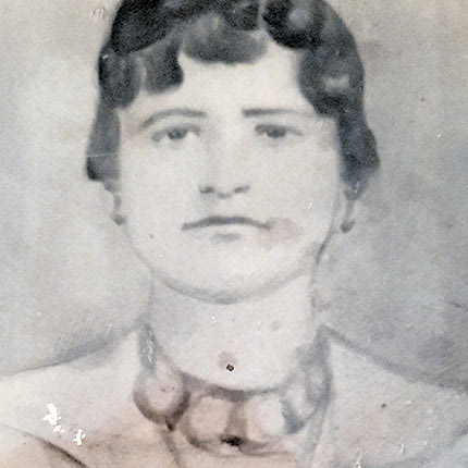  Η Ευαγγελία Πρατικάκη του Εμμανουήλ. Κάηκε ζωντανή όταν προσπάθησε να απομακρύνει ένα βαρέλι με βενζίνη που είχε αρπάξει φωτιά. Το βαρέλι ήταν στην αποθήκη του σπιτιού της και η Ευαγγελία, στην προσπάθειά της να το απομακρύνει, δεν τα κατάφερε και οι φλόγες την τύλιξαν και της αφαίρεσαν τη ζωή.