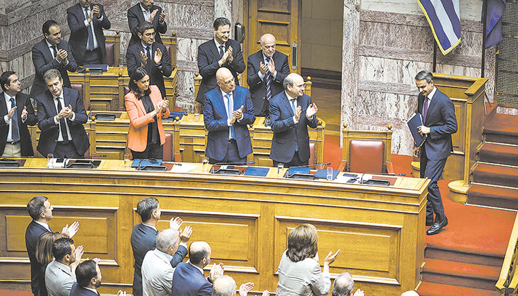 Καταχειροκροτούμενος ο κ. Μητσοτάκης μετά τη δευτερολογία του