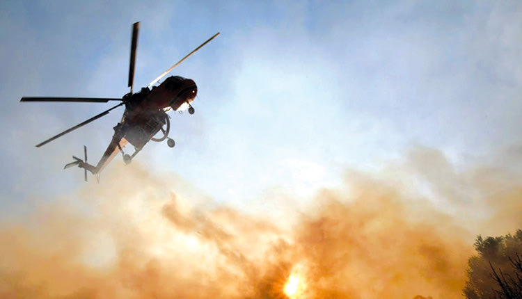 Τρία ελικόπτερα έκαναν ρίψεις νερού χθες στον Άγιο Βασίλειο 