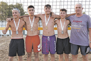 Νικτές και φιναλίστ u17 με τον κ. Γιαννόπουλο