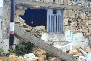 Δεν τους έφταναν οι σεισμοί, άρχισαν και οι κατασχέσεις