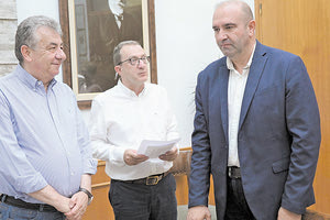   Ο κ. Σαρρής, ως επιλαχών στο συνδυασμό, καταλαμβάνει τη θέση του Μανόλη Χνάρη ο οποίος παραιτήθηκε από περιφερειακός σύμβουλος καθώς εξελέγη  βουλευτής Ρεθύμνου. Ο περιφερειάρχης Κρήτης Σταύρος Αρναουτάκης και ο πρόεδρος του Περιφερειακού Συμβουλίου Ευάγγελος Ζάχαρης ευχήθηκαν στον κ. Σαρρή