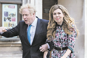 ο πρώην πρωθυπουργός της Βρετανίας, Μπόρις Τζόνσον, και η σύζυγός του, Κάρι Σίμοντς.