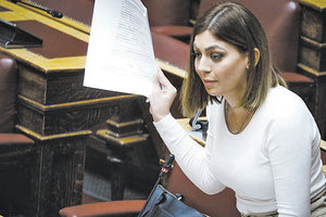 η πρώην βουλευτής του κόμματος Μαρία Απατζίδη ζητά την παραίτηση του γραμματέα