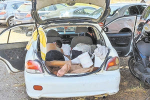 Μα τι γίνεται  σε Χερσόνησο, Μάλια, Σταλίδα; Έχει γεμίσει ο τόπος από Τσιγγάνους που έχουν καταλάβει δημόσιους χώρους σε διάφορα σημεία της περιοχής, όπως χώρους στάθμευσης αυτοκινήτων, πεζοδρόμια κ.λ.π.