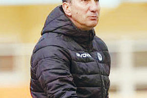 Ο Κώστας Φραντζέσκος θα είναι ο νέος προπονητής του ΠΟΑ στην Γ΄ Εθνική. Οι δυο πλευρές συναντήθηκαν χθες το βράδυ και έδωσαν τα χέρια με τον άλλοτε παίκτη του ΟΦΗ να αναλαμβάνει τα ηνία της τεχνικής ηγεσίας στην επιστροφή των «πράσινων» στην Γ΄ Εθνική. Ο Κώστας Φραντζέσκος γεννήθηκε στην Αθήνα στις 4 Ιανουαρίου 1969. Έχει στο ενεργητικό του 379 συμμετοχές και 132 γκολ σε επαγγελματικό επίπεδο φορώντας μεταξύ άλλων τις φανέλες του ΟΦΗ, του Παναθηναϊκού, του ΠΑΟΚ και του Άρη Θεσσαλονίκης. Την καριέρα του ως προπονητής ξεκίνησε στον Απόλλων Λάρισας, εν συνεχεία στην ΑΕΛ και στα Τρίκαλα. Τώρα, μετακομίζει στο Ηράκλειο και το Ατσαλένιο για λογαριασμό του ΠΟΑ. Σήμερα το απόγευμα θα γίνει η επίσημη παρουσίαση και οι πρώτες του δηλώσεις ως προπονητής του ΠΟΑ στο γήπεδο του Ατσαλένιου. «Κώστα Φραντζέσκο καλώς ήρθες στην οικογένεια του Π.Ο.Α, σου ευχόμαστε υγεία και πολλές επιτυχίες με την ομάδα μας» αναφέρει μεταξύ άλλων η ανακοίνωση του ΠΟΑ.