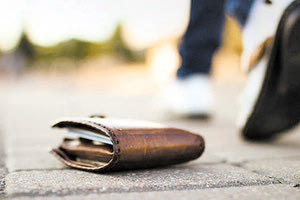 Έκλεψε το πορτοφόλι