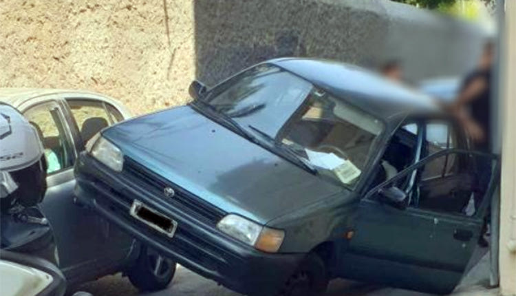 Πραγματικά απίστευτο ήταν το ατύχημα που σημειώθηκε το πρωί της Τρίτης στην οδό Μαρκέλλου στο κέντρο της πόλης του Ρεθύμνου, ανατολικά του 1ου ΓΕΛ.