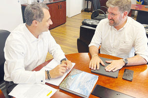 Η  εκπόνηση μελέτης από την ΕΤΒΑ, που θα εξετάσει τις δυνατότητες μεταφοράς των οχλουσών εγκαταστάσεων από τα Λινοπεράματα στην περιοχή της Κορακιάς, ήταν ένα από τα θέματα της συζήτησης στη συνάντηση που είχε ο δήμαρχος Μαλεβιζίου με τον υφυπουργό Ανάπτυξης Μάξιμο Σενετάκη στην Αθήνα.