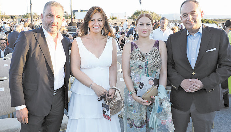 (Αριστερά προς τα δεξιά): Αλέξανδρος Εξάρχου (αντιπρόεδρος και διευθύνων σύμβουλος Ομίλου Intrakat), Ελένη Βρεττού (διευθύνουσα σύμβουλος Attica Bank), Αφροδίτη Δωρίτη (σύζυγος Γιάννη Πλακιωτάκη), Γιάννης Πλακιωτάκης (αντιπρόεδρος της Βουλής). 