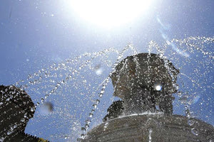 Ο καύσωνας έκανε την εμφάνισή του χθες στην ηπειρωτική Ελλάδα