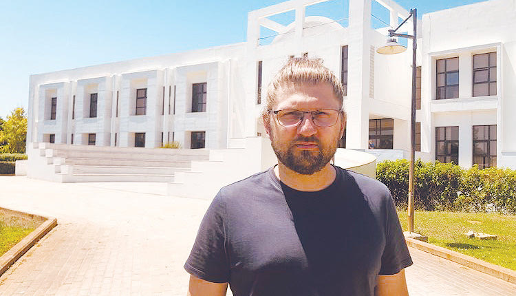 Ο δρ Ηλίας Γκίκας 