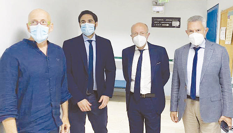 Στιγμιότυπο από την επίσκεψη στο νοσοκομείο Ρεθύμνου