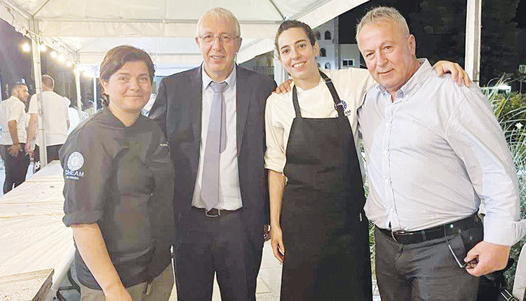 Από αριστερά: η κ. Βασιλική Τζωρτζάκη, ο υπουργός Γεωργίας, Αγροτικής Ανάπτυξης και Περιβάλλοντος Κύπρου, κ. Πέτρος Ξενοφώντος, η σεφ του ΜΑΙΧ κ. Παναγιώτα Τσουνάπη, ο γενικός γραμματέας του Κεντρικού Συμβουλίου της Ένωσης Κυπρίων Αγροτών, κ. Πανίκος Χάμπας.