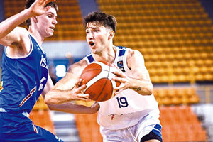 Ο Ηρακλειώτης Καλαϊτζάκης σε φάση απο το χθεσινό παιχνίδι