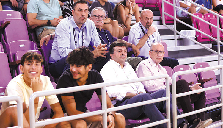 Ο πρόεδρος της ΕΟΚ με στελέχη της ομοσπονδίας παρακολουθούν το χθεσινό νικηφόρο παιχνίδι