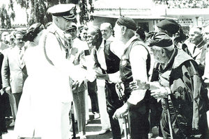 ΦΩΤΟΗΜΕΡΑΣ: Ο τότε βασιλιάς Παύλος και η Φρειδερίκη σε επίσκεψη στην Κρήτη την δεκαετία του 1950.