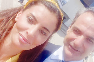 Αυτό φαίνεται από τη συμπεριφορά που είχε η δημοσιογράφος των φιλοκυβερνητικών ΜΜΕ, CNN Turk και Hurriyet,  Χαντέ Φιράτ, που το καλοκαίρι του 2022 καλούσε τους Τούρκους πολίτες να μην επισκεφτούν συγκεκριμένα ελληνικά νησιά και το καλοκαίρι του 2023 ζήτησε και έβγαλε μία selfie με τον Έλληνα πρωθυπουργό στο περιθώριο της Συνόδου Κορυφής του ΝΑΤΟ στο Βίλνιους.