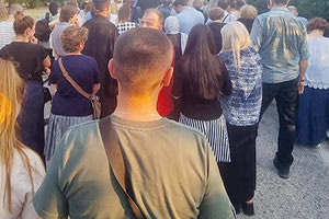 Μαζική ήταν η προσέλευση πιστών στην Ιερά Μονή Αγίου Ιωάννου Θεολόγου στη Σουρωτή Θεσσαλονίκης για να προσκυνήσει τον τάφο του Αγίου Παϊσίου, λίγα χιλιόμετρα έξω από τη Θεσσαλονίκη, όπου έχει ταφεί, και του οποίου η μνήμη τιμήθηκε την Τετάρτη.