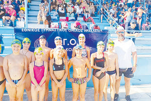 Οι αθλητές του ΕΓΟΗ με τον προπονητή τους