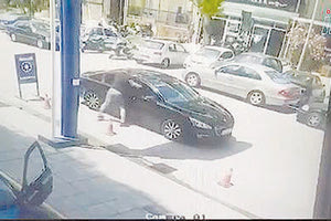 Η κάμερα κατέγραψε τη στιγμή που ο δράστης πυροβολεί το θύμα