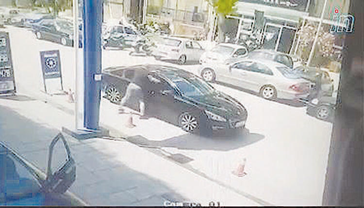 Η κάμερα κατέγραψε τη στιγμή που ο δράστης πυροβολεί το θύμα