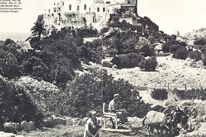 ΦΩΤΟΗΜΕΡΑΣ: Αλώνισμα κάτω από τη Μονή Χρυσοσκαλίτισσας στη δυτική Κρήτη