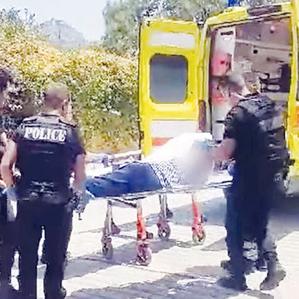 Αστυνόμοι μετέφεραν την τουρίστρια με φορείο από την Ακρόπολη