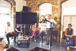 Πολλά στελέχη δίπλα στον Τσακαλώτο