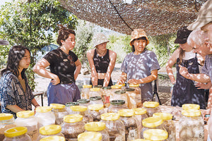 Δύο διεθνείς ομάδες από ταλαντούχους σχεδιαστές, αρχιτέκτο- νες και καλλιτέχνες, επιλεγμένοι από μερικά από τα σημαντικότερα πανεπιστήμια του κόσμου, έχουν έρθει στην Κρήτη για να ερευνήσουν τις δυνατότητες που προέρχονται από την κυκλική οικονομία