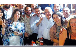 Εάν κρίνω από τις φωτογραφίες που είδα πρέπει να πέρασαν πολύ ωραία στη βάφτιση που έγινε στις Ασίτες με νονό τον Νίκο Ανδρουλάκη