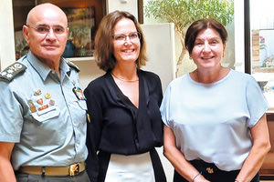 Φιλικό γεύμα προς τιμήν του αρχηγού της εθνικής φρουράς Κύπρου, Δημόκριτου Ζερβάκη παρέθεσε η Γαλλίδα πρέσβης στην Κύπρο Salina Grenet Catalano δείχνοντας έτσι πόσο χαίρει εκτίμησης και εκεί ο Κρητικός στρατιωτικός.