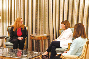 Χαρούμενη όσο δεν πάει η νέα πρέσβης της Αυστραλίας στην Ελλάδα Alison Duncan. «Επισήμως πια πρέσβης! Μια πολύ ξεχωριστή ημέρα για εμένα, καθώς επέδωσα τα διαπιστευτήρια μου στην πρόεδρο της Ελληνικής Δημοκρατίας, Α.Ε. Κατερίνα Σακελλαροπουλου.