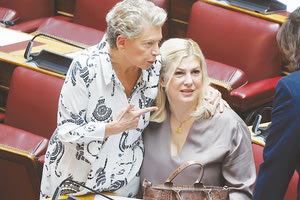 Την ενόχλησή της εξέφρασε στα μέσα κοινωνικής δικτύωσης η βουλευτής Επικρατείας του ΣΥΡΙΖΑ Έλενα Ακρίτα αναφορικά με τα όσα συμβαίνουν στη διαδοχή του Αλέξη Τσίπρα για την Προεδρία του κόμματος, κατά τη σημερινή συνεδρίαση της Κεντρικής Επιτροπής, λέγοντας πως «δεν έχουμε όμως δικαίωμα να ειρωνευόμαστε και/ή να χλευάζουμε τους υποψήφιους». «Ο καθένας έχει την ιστορία και τη διαδρομή του», κατέληξε η κ. Ακρίτα.