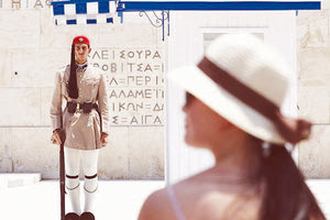 Λέμε για καύσωνα…τι να πουν κι αυτά τα παιδιά! Στις θέσεις τους, στο Μνημείο του Αγνώστου Στρατιώτη, παρέμειναν όλες αυτές τις μέρες οι Εύζωνες της Προεδρικής Φρουράς