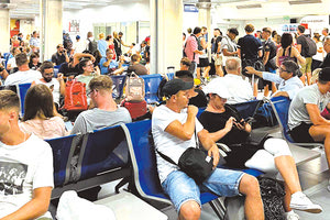 Συνεχή τα παράπονα για την ζέστη στους χώρους του αεροδρομίου