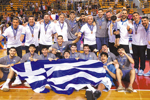 Η εθνική ομάδα νέων ανδρών με τα μετάλλιά της στο Eurobasket U20 που έγινε στο Ηράκλειο