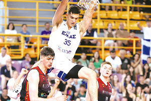 Ο Ζούγλης σε ενα κάρφωμά του στο χθεσινό ημιτελικό με το Βέλγιο