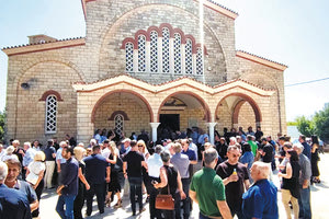 Πλήθος κόσμου αποχαιρέτησε τον Σταύρο Χαλκιαδάκη