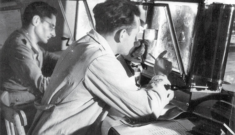  Ο Ρομπέρτο Λέμπολντ με συνεργάτη του σε αξιολόγηση αεροφωτογραφιών σε αίθουσα του επιταγμένου των αρχών κατοχής Γυμνασίου Καστελλίου Πεδιάδος (1943) 